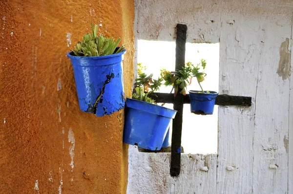 Street scene with pots of flower in the wall — Stock Photo, Image