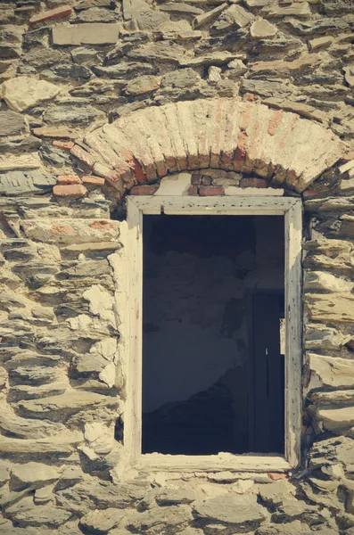 Janela de uma casa abandonada — Fotografia de Stock