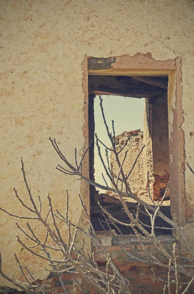 Terk edilmiş bir evin penceresi — Stok fotoğraf