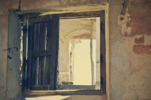 Janela de uma casa abandonada — Fotografia de Stock