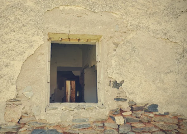 Okno opuszczonego domu — Zdjęcie stockowe