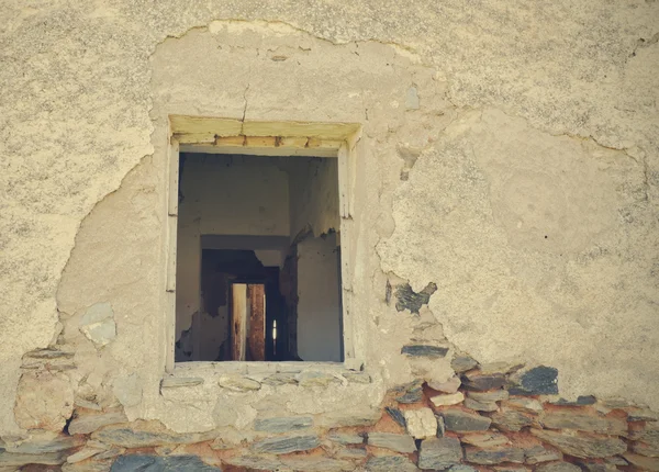 Janela de uma casa abandonada — Fotografia de Stock