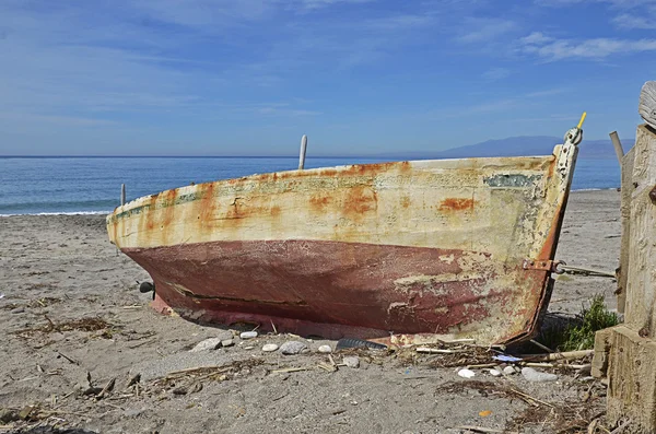 Kumsaldaki eski tekne. — Stok fotoğraf