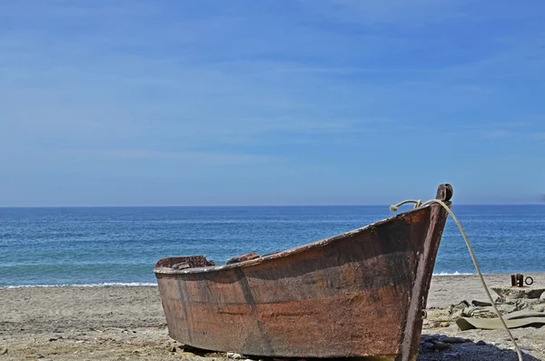 Velho barco na praia — Fotografia de Stock