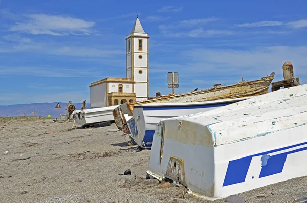 Kerk en vissersboten in de Middellandse Zee — Stockfoto
