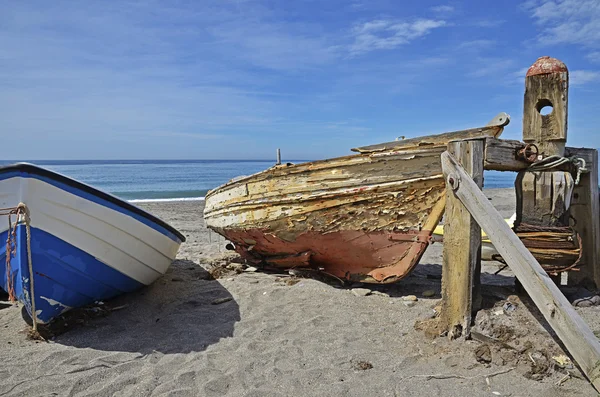 Oude boten op het strand — Stockfoto