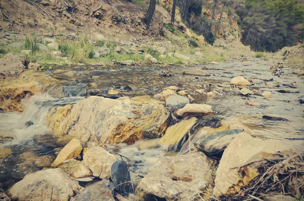 Řeka se mezi kameny — Stock fotografie