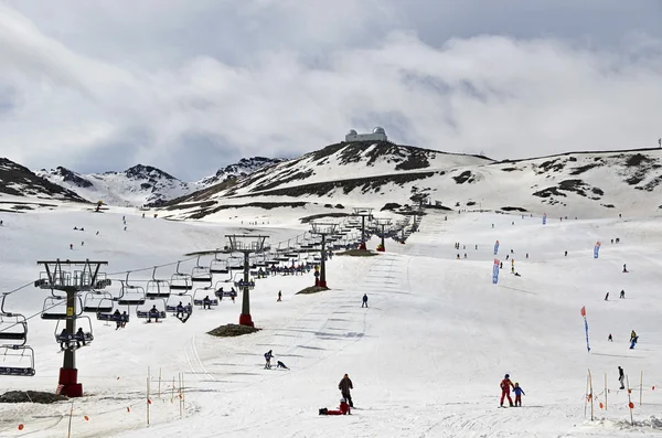 内华达山脉、 西班牙-2015 年 4 月 24 日: 内华达山脉的滑雪胜地是最重要的在西班牙南部为冬季运动. — 图库照片