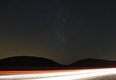 Yıldızlı gece araba parkurları