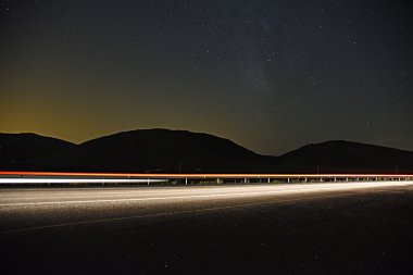 Yıldızlı gece araba parkurları