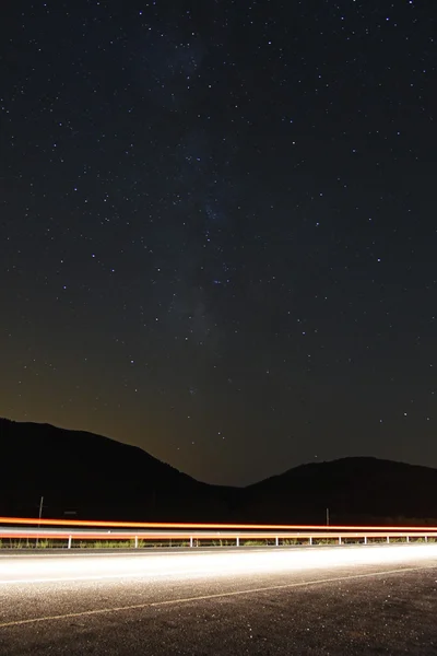 Trilhas de carro na noite estrelada — Fotografia de Stock