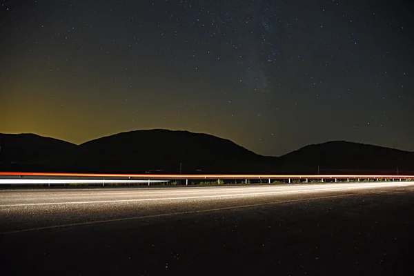 Rutas de coches en la noche estrellada —  Fotos de Stock
