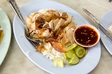 Tavuk çorbasıyla pişirilmiş pirinç..