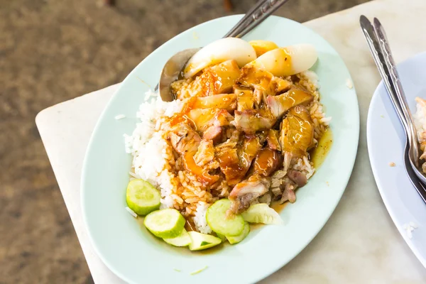 Nasi dengan daging babi panggang . — Stok Foto