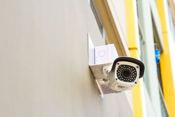 CCTV camera op de muur. — Stockfoto