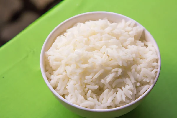 Arroz cozido em copo branco . — Fotografia de Stock