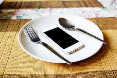 Beyaz tabak içinde smartphone.