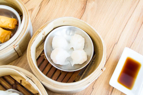 Dimsum en la cesta de vapor  . — Foto de Stock