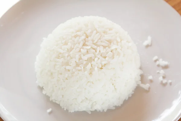 Arroz al vapor en plato blanco . — Foto de Stock