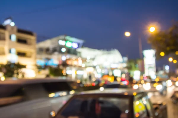 Luces difusas abstractas del tráfico urbano en una ciudad . — Foto de Stock