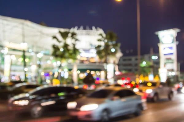 Luces difusas abstractas del tráfico urbano en una ciudad . — Foto de Stock