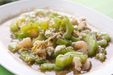 Fried Bitter kabak yumurta ile karıştırın.