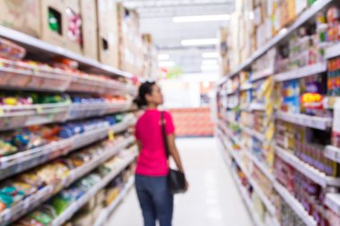 Bulanık resim kadın süpermarkette alışveriş.