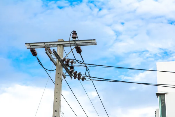 La ligne électrique sur les poteaux en béton électrique . — Photo