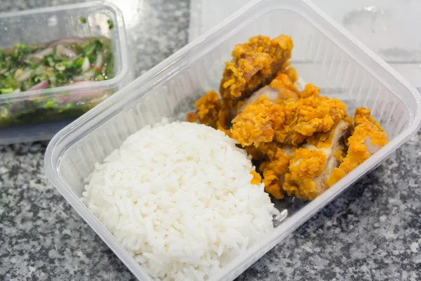 Nasi dengan ayam goreng . — Stok Foto