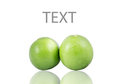 Beyaz arka planda izole edilmiş taze limonlar.