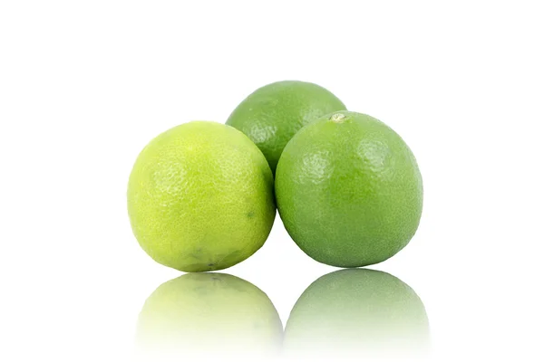 Limes fresco isolato su fondo bianco. — Foto Stock