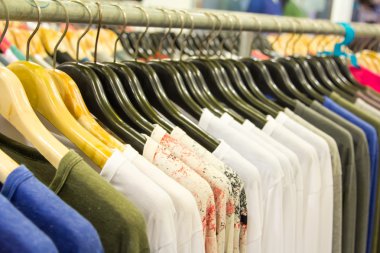 Moda Giyim Askıları Dükkanı fuarında üzerine.