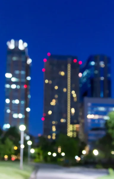 Soyut bulanık bokeh ışıkları, şehir merkezindeki ofis binası gece görüşü.