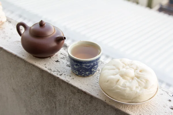 Chinesische Teekanne und Chinesischer Tee und Knödel gestreamt. Stockbild