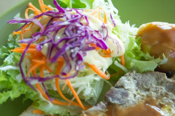 Gegrilde pork chop met chips en groenten. — Stockfoto