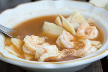 Tay Hindistan cevizi sarı köri karides.