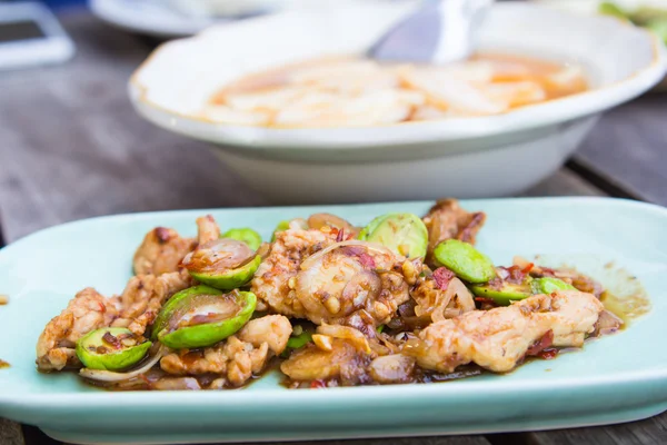 Masakan daging babi dengan pasta udang, Pad Sator Moo Kapi — Stok Foto