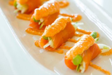 Kuşkonmaz ve tepesi ebiko ile Somon sarma.