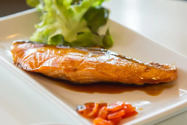 teriyaki soslu somon dökün.