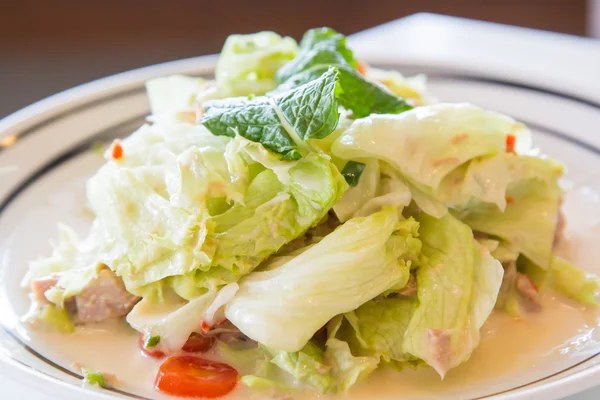 Sağlıklı stil için ton balığı salatası.