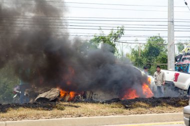 Gaz patlaması nedeniyle araba yangını.