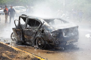 Gaz patlaması nedeniyle araba yangını.