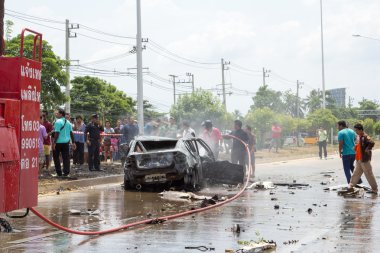 Gaz patlaması nedeniyle araba yangını.