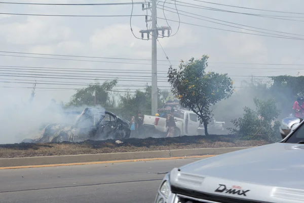 El incendio del coche debido a la explosión de gas . — Foto de Stock