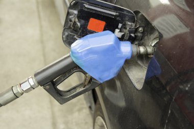 Benzin istasyonunda benzin dolduruyorum.