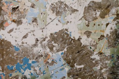 Boya duvarda soyulmuş. Duvarı tadilata hazırlıyorum..