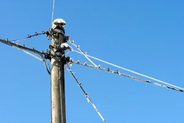 Pólo de utilidade com fios e cabos elétricos congelados — Fotografia de Stock