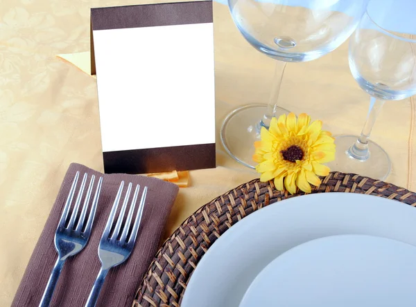 空白のカードにテキストのスペース結婚式テーブル セットのクローズ アップ — ストック写真