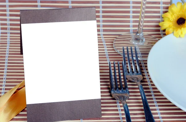 Fechar o conjunto de mesa de casamento, espaço para o seu texto no cartão em branco — Fotografia de Stock