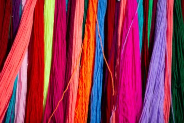 Birçok renkli iplikten oluşan çok renkli arkaplan.